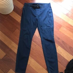 Stretchy form fitting jeans